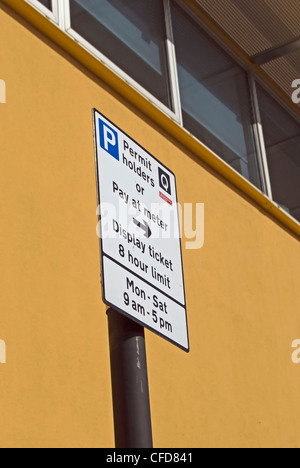 Les titulaires de permis et de payer le stationnement à signer à parsons green, Londres, Angleterre Banque D'Images