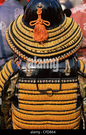 Japon, Tokyo, les hommes habillés en costume de samouraï Jidai Matsuri Festival au Temple Sensoji Asakusa Banque D'Images