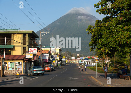 Une vue sur Volcan Arenal du centre-ville de La Fortuna Costa Rica. tôt et les rues sont calmes avant que tous les touristes arrivent. Banque D'Images