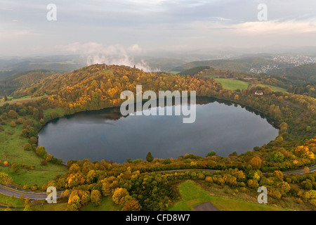 Vue aérienne de Weinfelder Maar dans le brouillard en automne, district rural de Daun, Rheinland-pfalz, Allemagne, Europe Banque D'Images