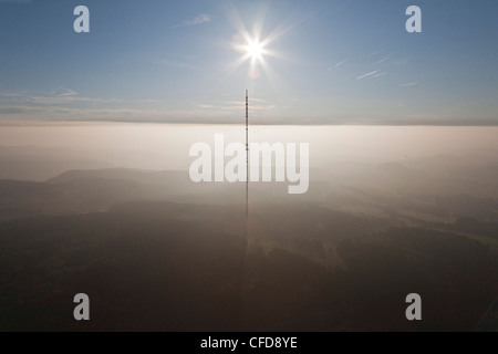 Vue aérienne de transmission Scharteberg mât au-dessus de la mer de brouillard au soleil, Eifel, Rheinland-pfalz, Allemagne, Europe Banque D'Images