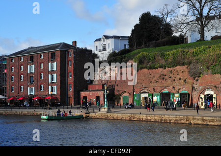 Le quai historique sur le canal à Exeter Exeter, Devon. Une ancienne zone industrielle maintenant une attraction touristique populaire. Banque D'Images