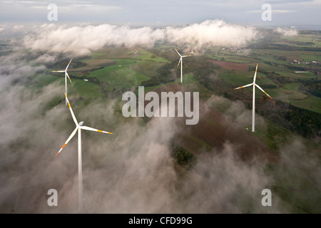 Vue aérienne de roues du vent à un parc d'éoliennes dans le brouillard, Eifel, Rheinland-pfalz, Allemagne, Europe Banque D'Images