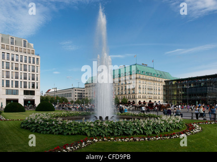 Fontaine à eau à l'hôtel Adlon, Academy of the Arts, Pariser Platz, Berlin-Mitte, Berlin, Allemagne Banque D'Images