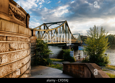 Pont de Glienicke et la rivière Havel entre Berlin et Potsdam, Land Berlin, Allemagne Banque D'Images