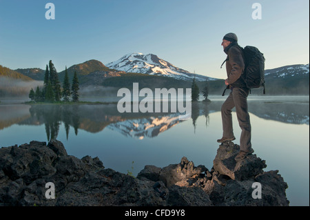 Homme avec sac à dos, randonnée Lac Sparks dans la matinée. Banque D'Images