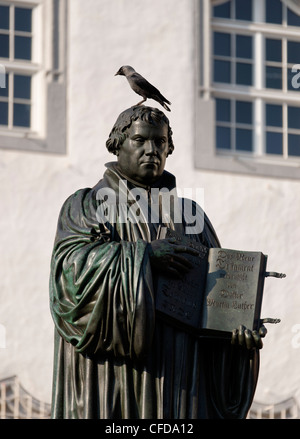 Martin Luther Monument situé en dehors de l'hôtel de ville sur la place du marché, Lutherstadt Wittenberg, Saxe-Anhalt, Allemagne Banque D'Images