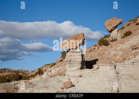 Les roches équilibré sur la Plaza Blanca (Badlands Badlands de la Sierra Negra), New Mexico, United States of America, Banque D'Images