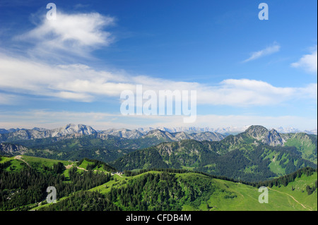 Vue depuis le mont Brecherspitz sur les Alpes, montagnes Mangfall, Préalpes bavaroises, Haute-Bavière, Allemagne Banque D'Images