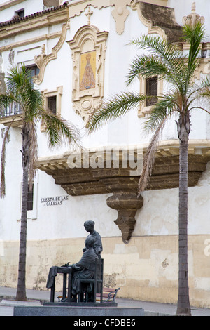 La sculpture et l'église de Santo Domingo, quartier médiéval, Cadix, Andalousie, Espagne, Europe Banque D'Images