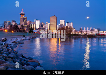 Pleine lune se couche sur Canada Place, Vancouver, British Columbia, Canada Banque D'Images