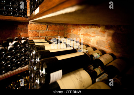 Cave à vin en petit restaurant français Banque D'Images