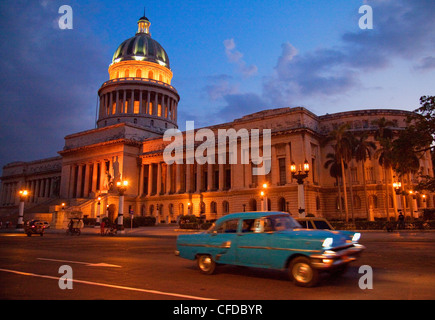 Vieille voiture américaine traditionnelle depuis l'accélération de la nuit,Capitolio, La Havane, Cuba, Antilles, Amérique Centrale Banque D'Images