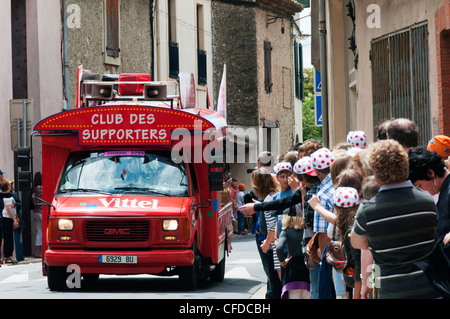 Club des supporters de l'équipe de Vittel flottent dans la caravane qui précède le Tour de France 2011. Banque D'Images