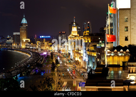 Shanghai skyline nuit de bâtiments le long de la rivière Huangpu et le Bund, Shanghai, Chine, Asie Banque D'Images