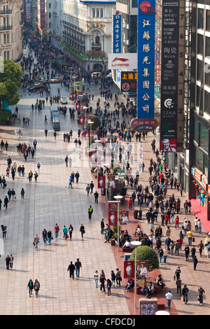 Les piétons marcher passé stocke sur Nanjing Road, Shanghai, China, Asia Banque D'Images