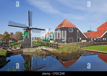 Les moulins à vent de Zaanse Schans, Zaandam, Noord Holland, Hollande, Europe Banque D'Images