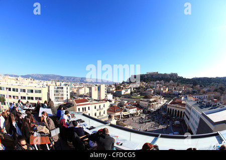 Europe Grèce Athènes une vue aérienne de la place Monastiraki et l'acropole d'Athènes pour un bar au dernier étage Banque D'Images