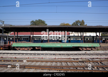 Le matériel roulant à Kalka railway station à côté d'une plate-forme avec des rails de chemin de fer électrifiée et câbles dans l'État de Haryana, Inde Banque D'Images