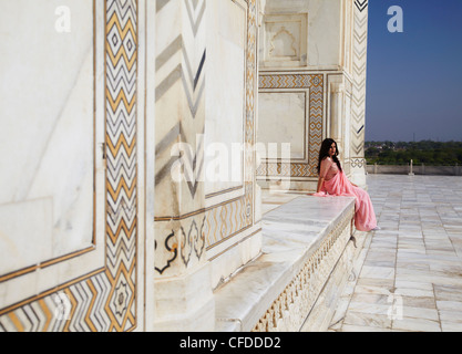 Femme en sari au Taj Mahal, UNESCO World Heritage Site, Agra, Uttar Pradesh, Inde, Asie Banque D'Images