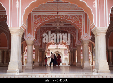 Les gens en Diwam-i-Khas (Hall d'Audience privée), City Palace, Jaipur, Rajasthan, Inde, Asie Banque D'Images