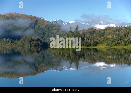 Brouillard de faible altitude, Shrode Lake, Prince William Sound, Alaska, États-Unis d'Amérique, Banque D'Images