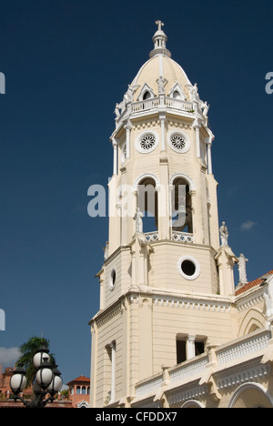 Le clocher de l'Église et couvent de San Francisco de Asis, la Plaza Bolivar, Cosco Viejo, Panama City, Panama Banque D'Images