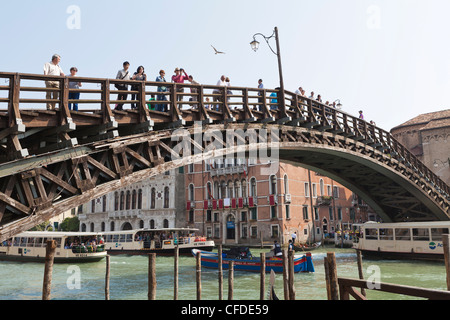 Le Pont de l'Accademia en bois sur le Grand Canal, Venise, UNESCO World Heritage Site, Vénétie, Italie, Europe Banque D'Images