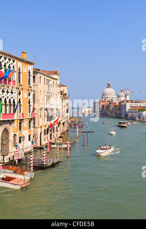 Le Grand Canal et le dôme de Santa Maria della Salute, Venise, UNESCO World Heritage Site, Vénétie, Italie, Europe Banque D'Images