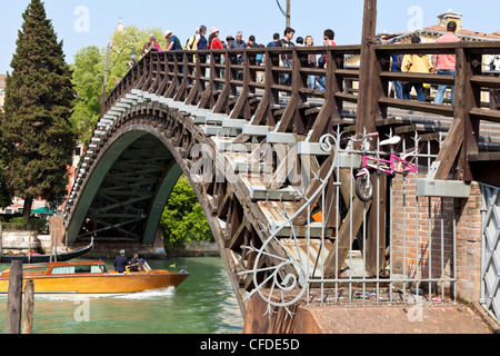 Le Pont de l'Accademia en bois sur le Grand Canal, Venise, UNESCO World Heritage Site, Vénétie, Italie, Europe Banque D'Images