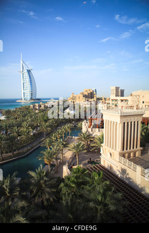 Burj Al Arab vu de la Madinat Jumeirah, l'hôtel Jumeirah Beach, Dubai, Émirats arabes unis, Moyen Orient Banque D'Images