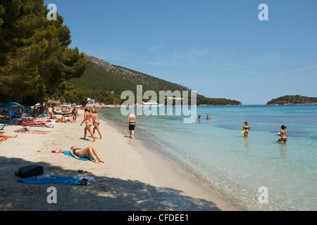 Les gens sur la plage au soleil, Playa de Formentor, Majorque, Iles Baléares, Espagne, Europe Banque D'Images