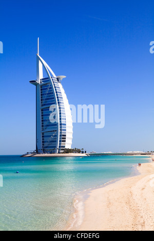 L'emblématique Burj Al Arab, Jumeirah, Dubai, Émirats arabes unis, Moyen Orient Banque D'Images