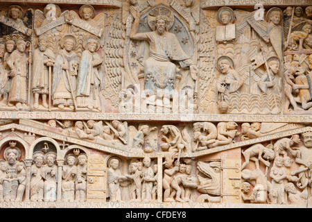 Tympan montrant le Christ en gloire et le Jugement dernier, l'église abbatiale Sainte Foy, Conques, Aveyron, Massif Central, France Banque D'Images