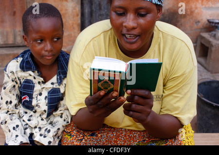 Mère africaine lecture du Coran, Lomé, Togo, Afrique de l'Ouest, l'Afrique Banque D'Images