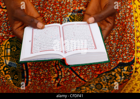 Femme africaine la lecture du Coran, Lomé, Togo, Afrique de l'Ouest, l'Afrique Banque D'Images