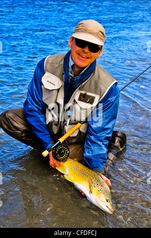 Man holding brown trout Banque D'Images