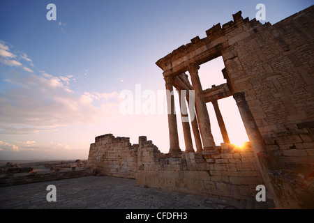 Le Capitole au coucher du soleil dans les ruines romaines de Dougga, site archéologique, site du patrimoine mondial de l'UNESCO, la Tunisie, l'Afrique du Nord, Afrique Banque D'Images