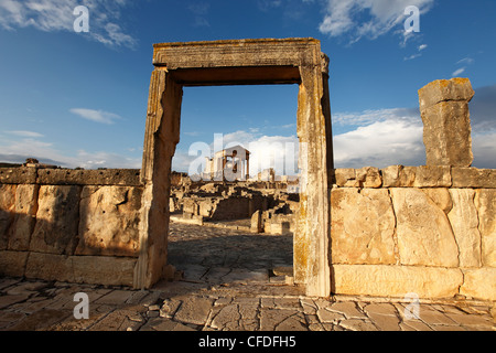 Vue vers le Capitole dans les ruines romaines de Dougga, site archéologique, site du patrimoine mondial de l'UNESCO, la Tunisie, l'Afrique du Nord Banque D'Images