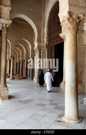 En bordure de la colonnade cour de la grande mosquée Okba, UNESCO World Heritage Site, Kairouan, Tunisie, Afrique du Nord, Afrique Banque D'Images