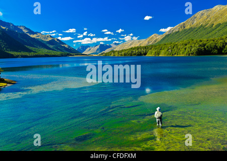 L'homme de la pêche à la mouche, le lac Mavora, île du Sud, Nouvelle-Zélande Banque D'Images