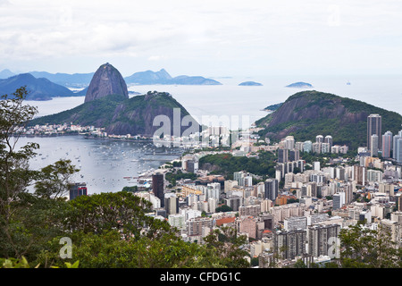 Vue sur le Pain de Sucre, la baie de Guanabara et Botafogo de Rio de Janeiro, dans l'État de Rio de Janeiro, Brésil, Amérique du Sud, Americ Banque D'Images