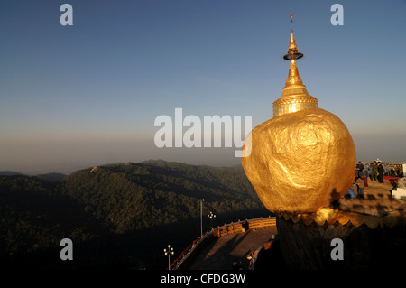 Pagode Kyaiktiyo connu sous le nom de Golden Rock au sommet du mont Kyaiktiyo, Myanmar, en Asie Banque D'Images