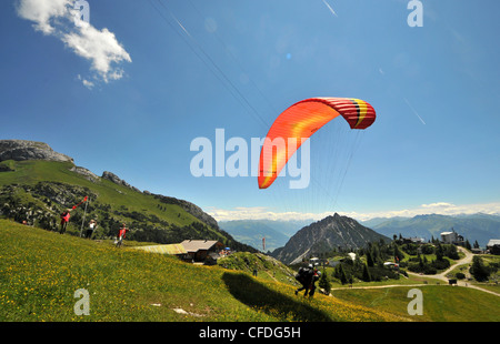 Parapente à la cabane dans la Erfurter gamme Rofan plus de Maurach, le lac Achensee, Tyrol, Autriche, Europe Banque D'Images