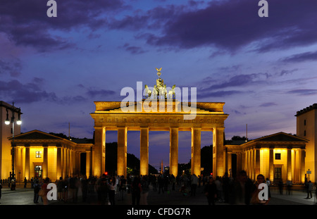 L'allumé Brandenburger Tor dans la lumière du soir, Pariser Platz, Mitte, Berlin, Germany, Europe Banque D'Images
