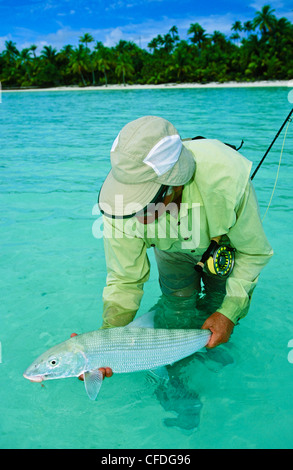Man holding bonefish Banque D'Images