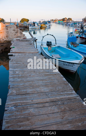 Pier dans le port naturel près de Agia Napa, Chypre, Europe, Méditerranée Banque D'Images