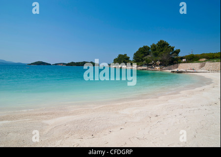 Plage de sable blanc et eau turquoise à Ksamil, l'Albanie, de l'Europe Banque D'Images