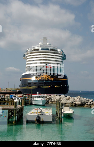 La ligne de croisière de Disney Disney Dream bateau de croisière sur l'île privée de Castaway Cay aux Bahamas Banque D'Images