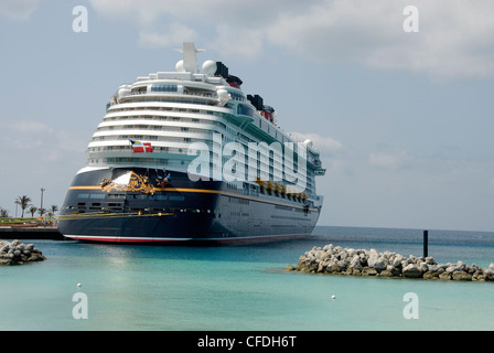 La ligne de croisière de Disney Disney Dream bateau de croisière sur l'île privée de Castaway Cay aux Bahamas Banque D'Images